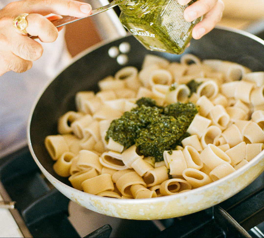 Italienische Pasta mit Pesto in der Pfanne – einfaches Abendessen
