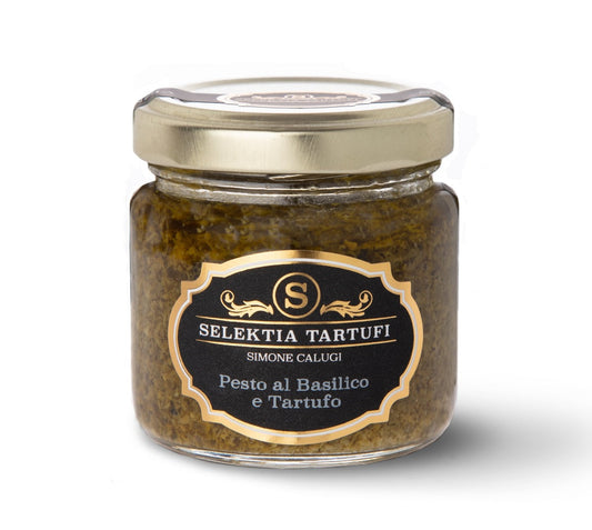 Pesto mit Basilikum und Trüffel im Glas aus Italien